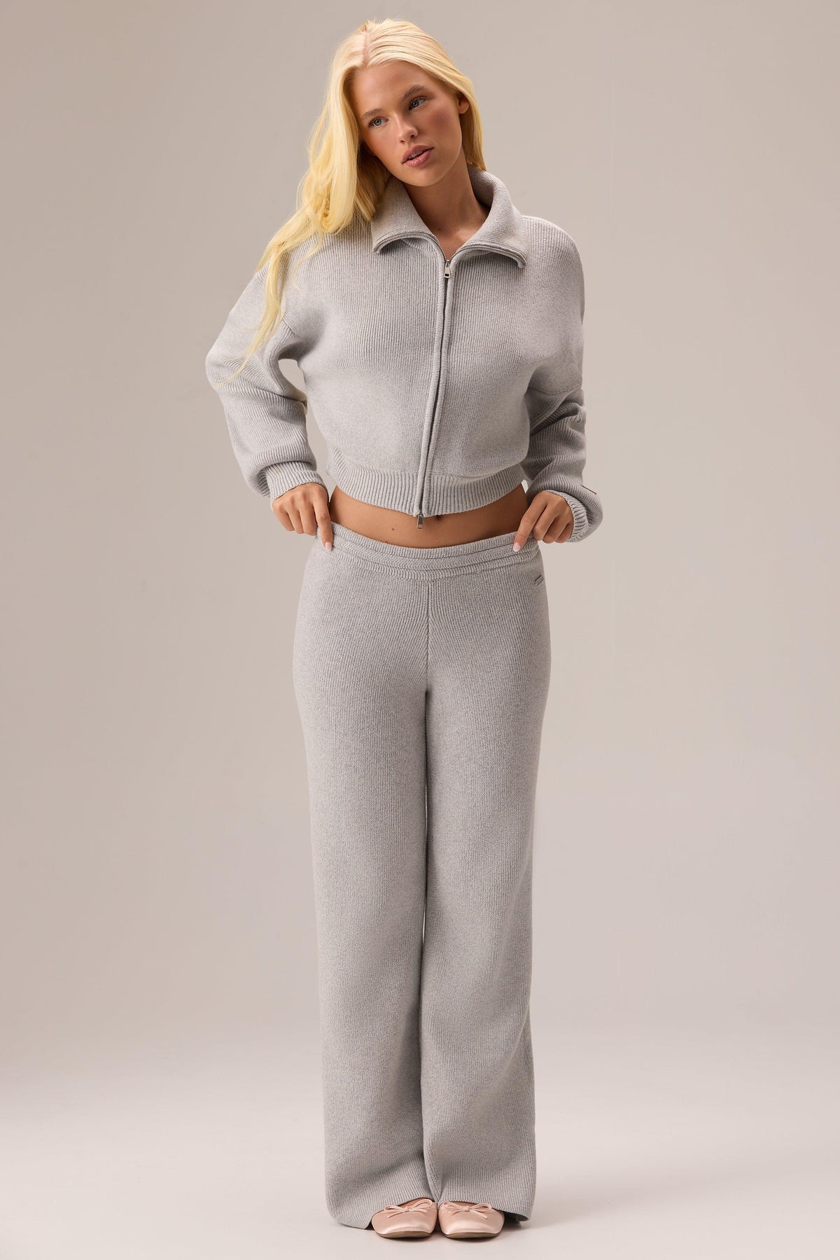 ペブルカラーのリブ編みジップアップスウェットシャツ