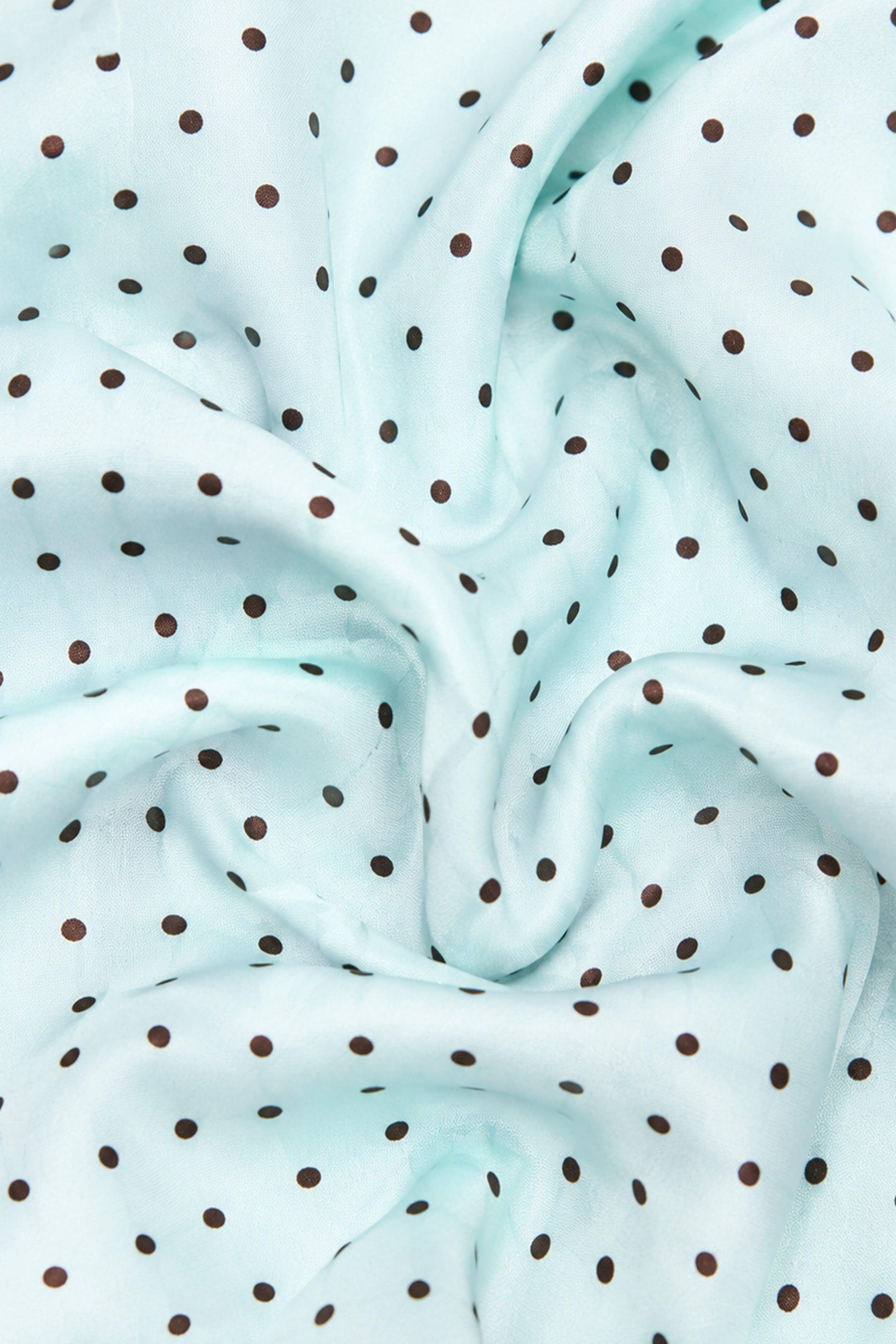 ミントチップ色のサテン製マルチウェイスカーフ