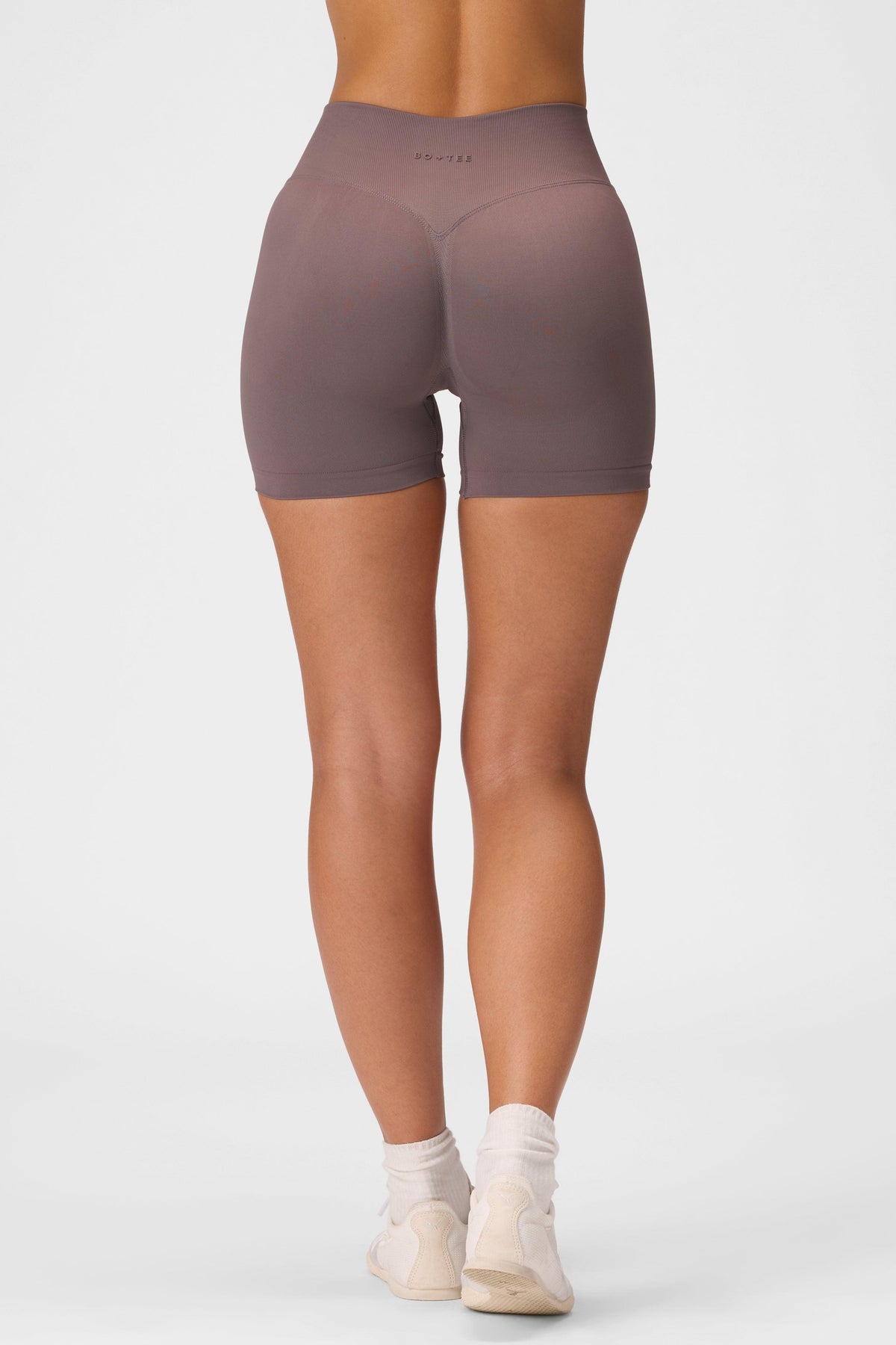 ストーンカラーのシームレスショーツ